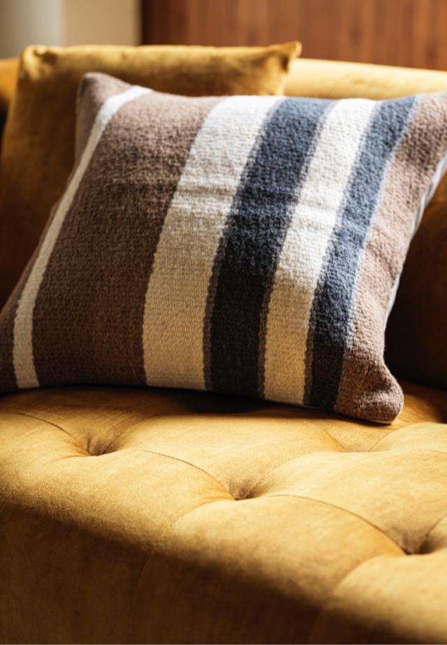 3416_ONLINE_ARTICLE DESIGN_tusan_sofa_split1